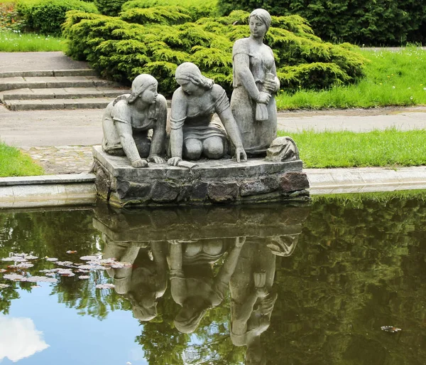 2022 Белосток Польша Скульптура Женщин Пруда Городском Парке — стоковое фото