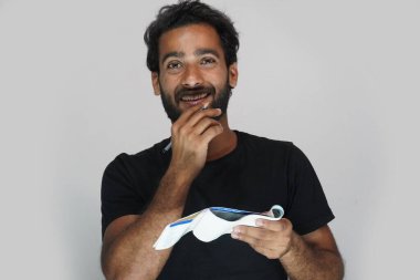 Banka hesap defterinden memnun bir adam. Banka ve para konsepti.