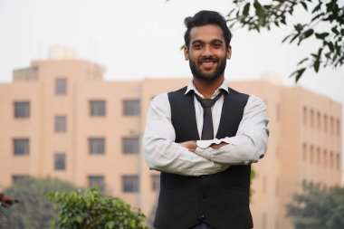 Olumlu, neşeli, havalı bir adamın portresi, güzel bir arka planda izole edilmiş gerçek bir lider gibi hissettiriyor.