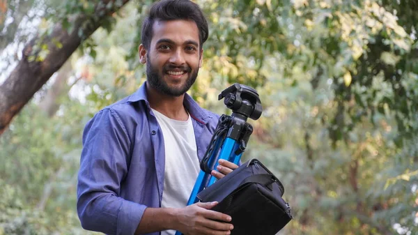 Fotógrafo Profissional Retrato Jovem Confiante Camisa Segurando Mão Câmera Tripé — Fotografia de Stock