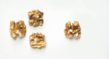 Cevizler beyaz arkaplanda kuru meyve resmi