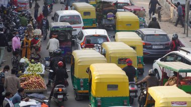DELHI, Hindistan - 19 Mart 2020: Gündüz Hindistan 'da bir yolda büyük miktarda trafik. Tuk Tuk Rickshaw, motosikletler, arabalar ve insanlar görülebilir..