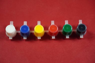 Su Renkleri resmi izole arkaplanda