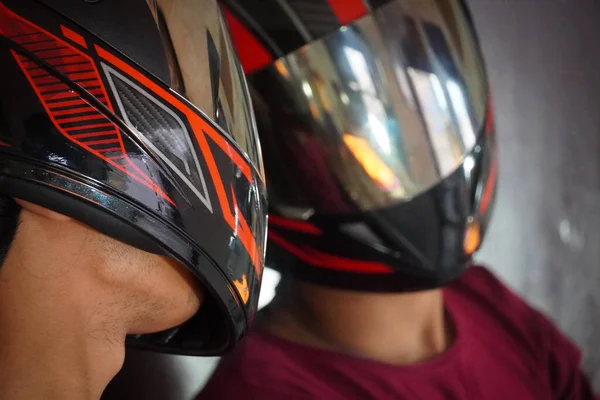 Homem Com Capacete Bicicleta Feliz Imagem Espelho — Fotografia de Stock