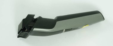 Erkekler için beyaz arkaplanda izole edilmiş resimler için budayıcı