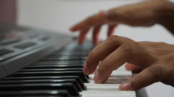 男子手弹奏电子钢琴 — 图库照片