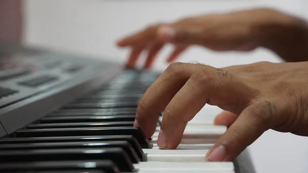 Человек Играет Электронном Пианино — стоковое фото