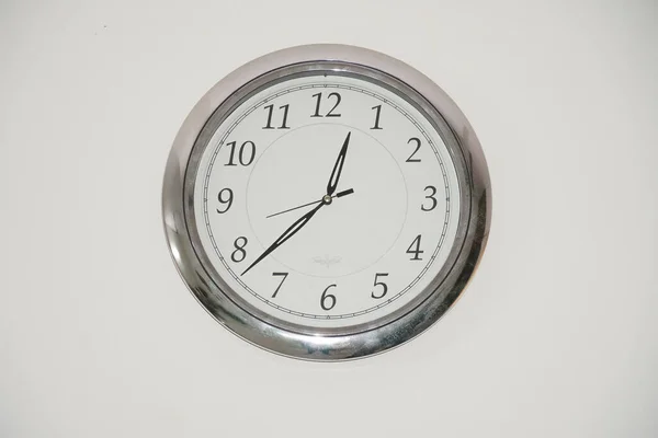 Reloj Pared Con Fondo Blanco —  Fotos de Stock