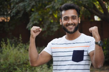 Mutlu, heyecanlı öğrenci müşteri mektubu iyi haberlerle okuyor, ucuz bir teklif, iş fırsatı, burs başvurusu, kredi onayı, cep telefonu posta hesap özeti