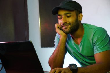 Dizüstü bilgisayarı olan bir aygır