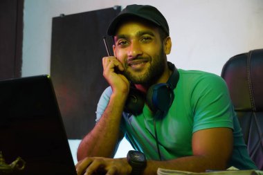 Dizüstü bilgisayarı olan bir aygır