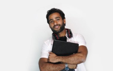 Bilgisayarlı ve beyaz BG 'li yakışıklı genç adam - eğitim kavramı