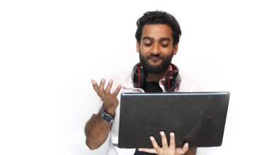 Çocuk çevrimiçi toplantıya katılırken mutlu değil