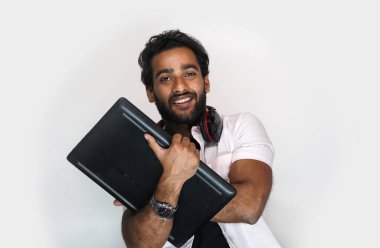 Beyaz arka planda dizüstü bilgisayarı olan Hintli üniversite öğrencisi. eğitim kavramı