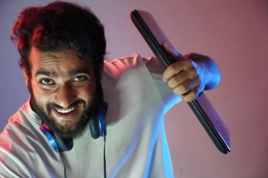 Dizüstü bilgisayarı ve gülümseme kredisi olan genç bir öğrenci