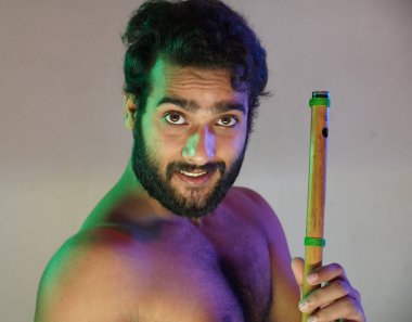 Flüt çalan masum bir adam.