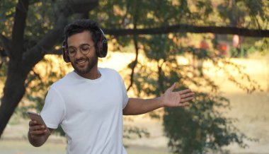 Adam müzik dinliyor ve tek başına dans ediyor.