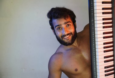 Elektronik piyanolu mutlu yüz adam.