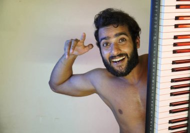 Elektronik piyanolu mutlu yüz adam.