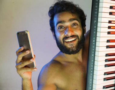 Bir adam müzik aleti flüt çalıyor.