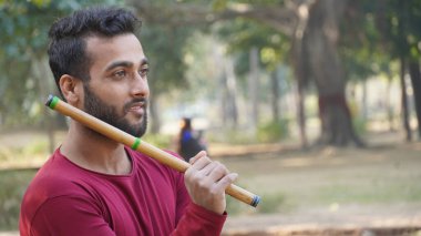 Flüt tutan bir çocuk.