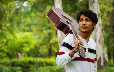 Güzel gitarlı Asyalı çocuk.