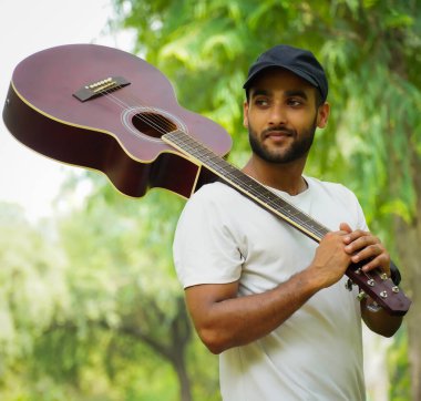 Kırmızı gitar görüntüsü olan adam