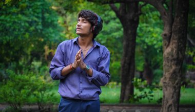 Kulaklık kullanarak podcast dinleyen adam