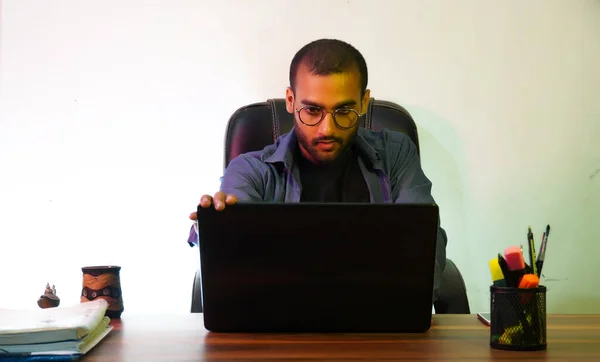 Uomo Con Laptop Utilizzando Computer Portatile — Foto Stock