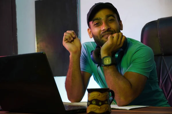 Uśmiechnięty Indianin Laptopem Pracujący Lub Studiujący Online — Zdjęcie stockowe