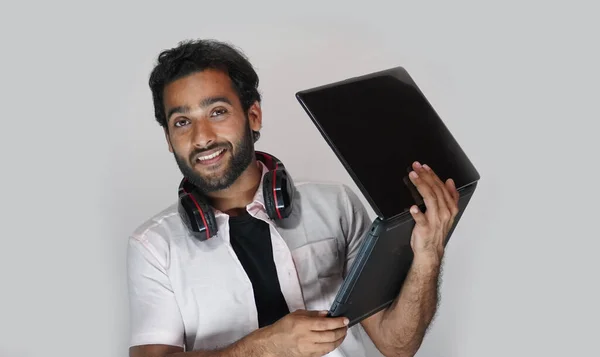 Mężczyzna Pokazując Jego Laptop Reklama Będzie Uczestniczyć Zajęciach Wideo Gra — Zdjęcie stockowe