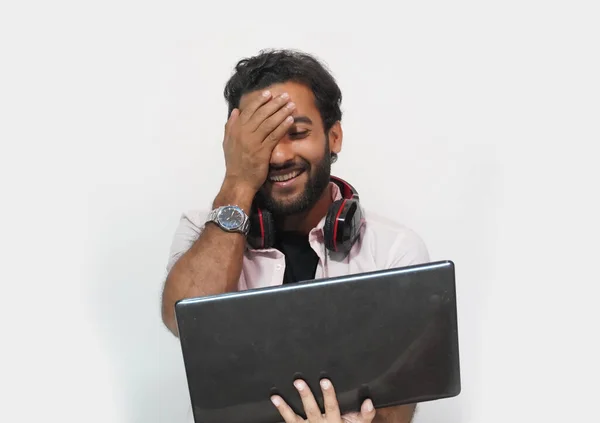 Człowiek Szczęśliwy Oglądając Laptop Stypendia Jako Student Międzynarodowy Laptop Edukacja — Zdjęcie stockowe