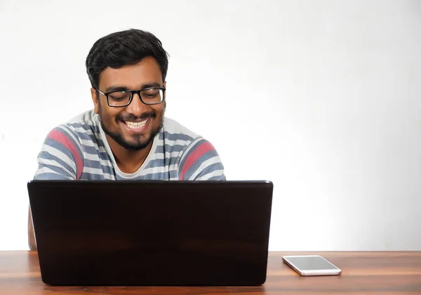 Człowiek Obrazami Laptopa Uśmiechnięty — Zdjęcie stockowe