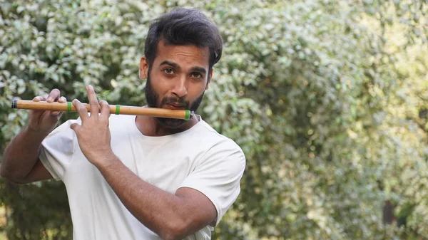 Reproductor Bansuri Tocando Música Bajo Sol Park Indian Flute Player — Foto de Stock