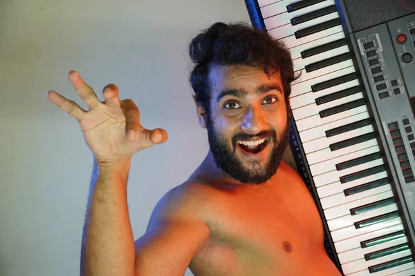 電子ピアノを持つ幸せな顔の男 — ストック写真