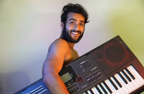 Cara Feliz Homem Com Piano Eletrônico — Fotografia de Stock