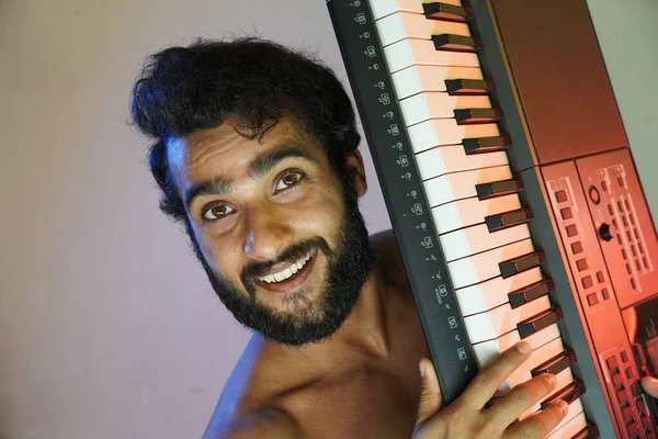 Mann Mit Elektronischem Piano Und Lächeln — Stockfoto