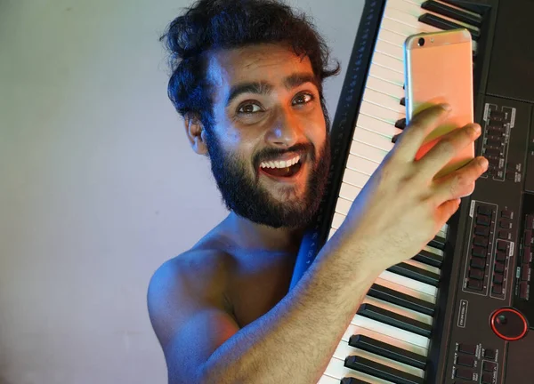 Homem Com Piano Eletrônico Tirar Selfie — Fotografia de Stock