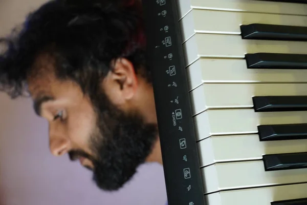 Ledsen Ansikte Man Med Elektroniskt Piano — Stockfoto