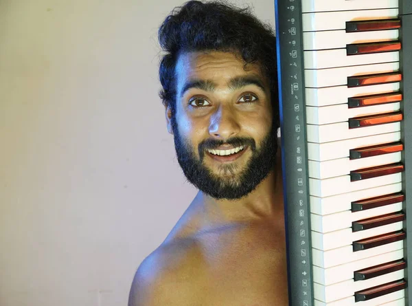 Bir adam müzik aleti flüt çalıyor.