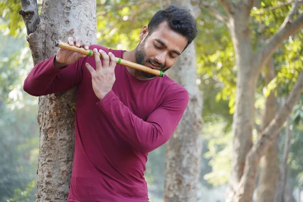 Hombre Toca Flauta Del Instrumento Musical —  Fotos de Stock