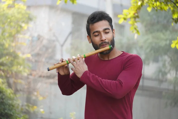 Mężczyzna Gra Flecie Instrumentu Muzycznego — Zdjęcie stockowe