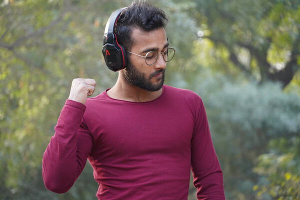 Человек, слушающий песню