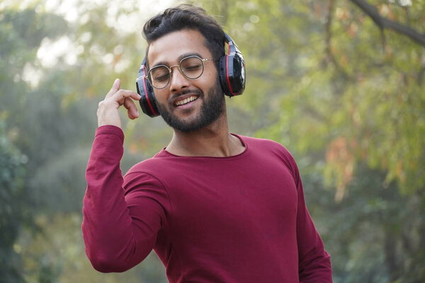 Умный мальчик слушает песню