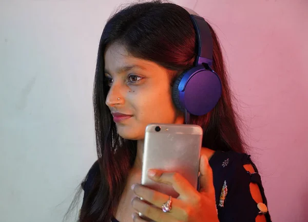 Azji Dziewczyna Mając Słuchawki Biorąc Selfie — Zdjęcie stockowe