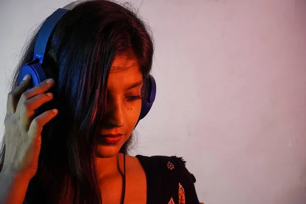 Een Aziatisch Meisje Met Koptelefoon Luisteren Muziek — Stockfoto