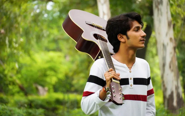 Asiatique Garçon Avec Belle Guitare — Photo