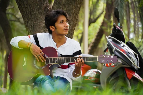 Menino Com Guitarra Vermelha Com Bike Vermelho — Fotografia de Stock