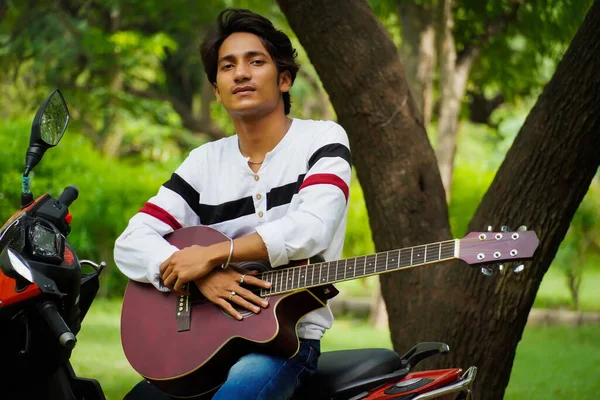 Menino Com Guitarra Vermelha Com Bike Vermelho — Fotografia de Stock