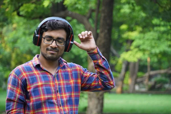Hombre Escuchando Podcast Usando Auriculares — Foto de Stock